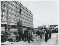 1973-500 Start van de werkzaamheden voor de metro Centrum-Oostlijn aan de Blaak door het inwerking stellen de trilapparatuur.