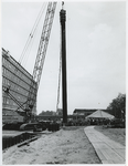 1973-501 De eerste damplank wordt uit de grond gehaald tijdens de werkzaamheden voor de metro Centrum-Oostlijn aan de Blaak.