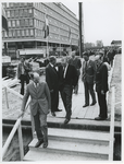 1973-502 Genodigden dalen af naar de expositie in het tunnelstuk tijdens de werkzaamheden voor de metro ...