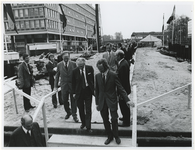 1973-503 Genodigden dalen af naar de expositie in het tunnelstuk tijdens de werkzaamheden voor de metro ...