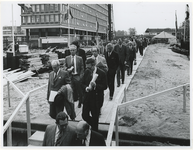 1973-504 Genodigden dalen af naar de expositie in het tunnelstuk tijdens de werkzaamheden voor de metro ...