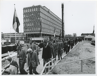 1973-505 Genodigden dalen af naar de expositie in het tunnelstuk tijdens de werkzaamheden voor de metro ...