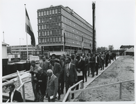 1973-506 Genodigden dalen af naar de expositie in het tunnelstuk tijdens de werkzaamheden voor de metro ...