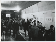 1973-507 Genodigden bekijken de expositie in het tunnelstuk tijdens de werkzaamheden voor de metro Centrum-Oostlijn aan ...