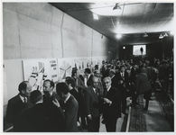 1973-508 Genodigden bekijken de expositie in het tunnelstuk tijdens de werkzaamheden voor de metro Centrum-Oostlijn aan ...