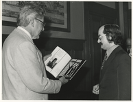 1973-608 Overhandiging van het fotoboek Rotterdam in het stadhuis door de auteur Ralph Schuurman aan burgemeester W. ...