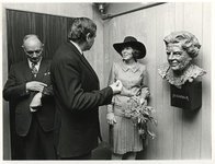 1973-628 Onthulling van het bronzen beeld van koningin Juliana door prinses Beatrix in het Groothandelsgebouw.