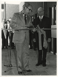 1974-2040 Opening van verpleeghuis Huize Siloam door wethouder G.Z. de Vos in Hoogvliet.
