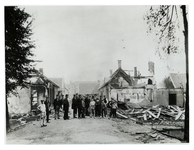 1974-2101 Na een brand bekijken belangstellenden de restanten van stoomhoutzagerij en schaverij 'de Hoop' in IJsselmonde.