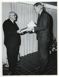 1974-2142 Professor Schadee overhandigt wethouder J.G. van der Ploeg het eerste exemplaar van zijn boek Transport ...