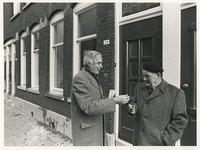1975-1951 Wethouder Van der Ploeg overhandigt de sleutel aan de heer W.M. Sniekers.