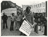 1975-250 Burgemeester André van der Louw woont een protest bij in Charlois tegen een mogelijke vestiging van een ...