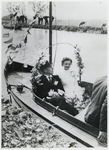 1975-433 Het bruidspaar G. Bekker-v.d. Kooy stapt in het huwelijksbootje vanwege de schaarste is vervoermiddelen.
