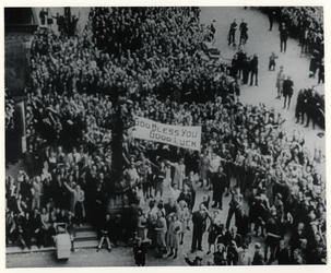 1975-497 Een enthousiaste menigte wacht op de Coolsingel op de intocht van geallieerden.