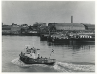 1975-557 Een blokkade van binnenvaartschepen in de Nieuwe Waterweg uit onvrede over de evenredige vrachtverdeling.