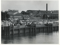 1975-558 Een blokkade van binnenvaartschepen in de Nieuwe Waterweg uit onvrede over de evenredige vrachtverdeling met ...