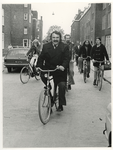 1975-588 Burgemeester André van der Louw en zijn vrouw (links) met hun gevolg op de fiets in Spangen.