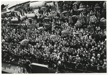1975-73 Het publiek op de kade aanschouwt de tewaterlating van de zeesleepboot Smit Rotterdam bij de Merwede.