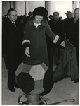 1976-2179 Prinses Beatrix heeft de eerste steen geplaatst en leest het opschrift.