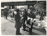 1976-736 Actievoerders met protestborden op de Hoogstraat.
