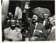 1976-747 (Van links naar rechts) C.A. Vrins, voorzitter van de Samenwerkende Organisaties Rotterdam, burgemeester André ...