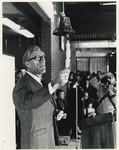 1977-1409 Doctorandus J. Borgman, gedeputeerde van Zuid-Holland, verricht de opening door een bel te luiden in zijn ...