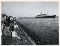 1977-1478 De Queen Elizabeth 2 vaart voorbij Maassluis op weg naar zee.