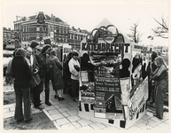 1977-1542 Bij het wijkgebouw aan de Linker Veerdam worden door het 'kunstcollectief' gemaakte panelen overgedragen aan ...