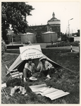 1977-1608 Leden van de Stichting Maasboulevard kamperen uit protest op het DWL terrein.