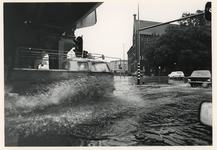 1977-2241 Auto's veroorzaken hoog opspattend water bij het spoorwegviaduct op de Blaak.