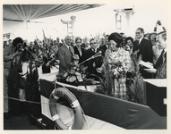 1977-2278 Prinses Beatrix verricht de doopplechtigheid.