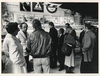 1977-2585 Wethouder Riezenkamp (tweede van links) op een tentoonstelling in gesprek met de wijkbewoners over het ...
