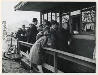1977-3069 Mensen in de rij voor voedsel van de centrale keuken. De gaarkeukens werden gebouwd om de voedselschaarste ...