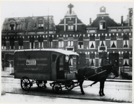 1977-3118 Paard en wagen van de Goudsche Kleederbleekerij op de Oudedijk in Kralingen. De wagens werden in gebruik ...