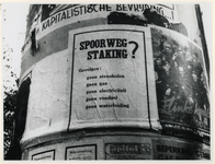 1977-3129 Reclamezuil met nationaalsocialistische aanplakbiljetten en affiches met propagandamateriaal waarin onder ...