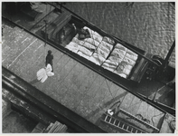1977-3158 Zweedse Rode Kruisschepen met meel en voedingsmiddelen worden in de Merwehaven gelost om de voedselschaarste ...