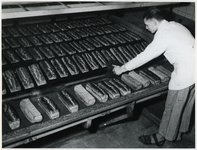1977-3190 Bij de bakkerij Ulrich op het Mathenesserplein wordt van Zweeds meel brood gebakken, afkomstig van de Zweedse ...