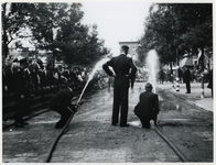 1977-3393 Oefening van de Luchtbescherming met brandspuiten aan de Savorin Lohmanlaan, tijdens de bezettingsjaren in de ...