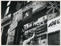 1977-3428 Winkels met opschriften, die tijdens de bezetting onmogelijk waren.