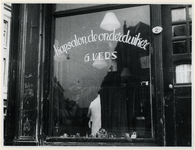 1977-3430 Winkels met opschriften, die tijdens de bezetting onmogelijk waren.