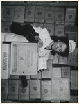 1977-3692 Een vrouw van Aurore pakt pakken Zweedse margarine uit, afkomstig van het Zweedse Rode Kruis, na de ...