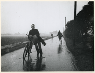 1977-3721 Door de hevige storm komen diverse fietsers en voetgangers in moeilijkheden.