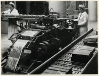 1977-3784 Meisjes aan het werk bij een verpakkingsmachine van Stereo Koek- en Beschuitfabriek in de Gouvernestraat ...