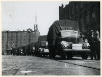 1977-3824 Een rij vrachtwagens met het opschrift NMA CA Food Distribution Dordrecht, na de bevrijding en het laatste ...