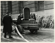 1977-3868 De brandweer in actie na overstromingen in Rotterdam tijdens de watersnoodramp van 1953 in Zeeland en delen ...