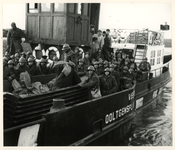1977-3919 De hulp van het leger wordt ingeroepen voor de evacuatie van inwoners tijdens de watersnoodramp van 1953 in ...
