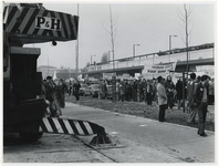 1977-912 Het opstellen van de stoet op de Marconistraat.