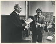 1978-1367 Wethouder J.G. van der Ploeg (links) krijgt het boek van ingenieur P.A.M. Maas.