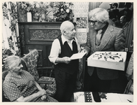 1978-2813 De voorzitter van de deelgemeenteraad Charlois, J. Franken, biedt een taart aan.