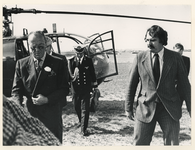 1978-3148 Prins Bernhard arriveert per helikopter om de opening te verrichten met (rechts) burgemeester Van der Louw.